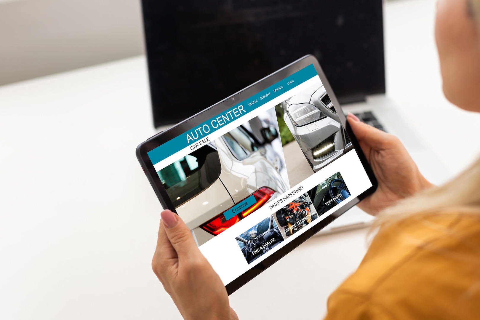 Homme consultant un site internet de vente automobile